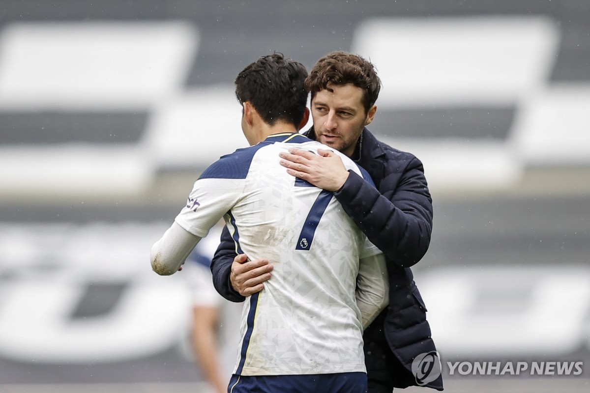 손흥민과 포옹하던 라이언 메이슨 코치.
