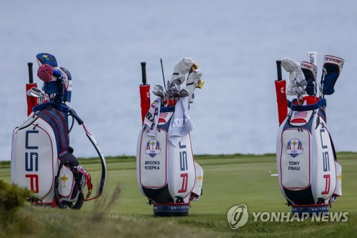 연습 라운드에 나선 미국 선수들의 골프백