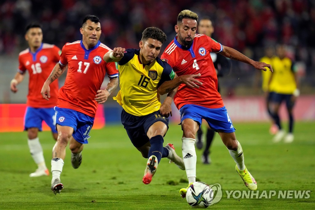 지난해 11월 월드컵 남미예선에서 맞붙은 칠레와 에콰도르
