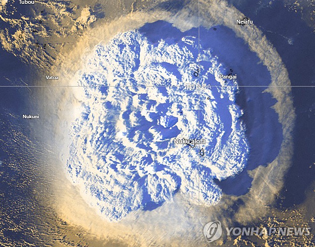 통가 부근에서 폭발한 해저화산 위성사진