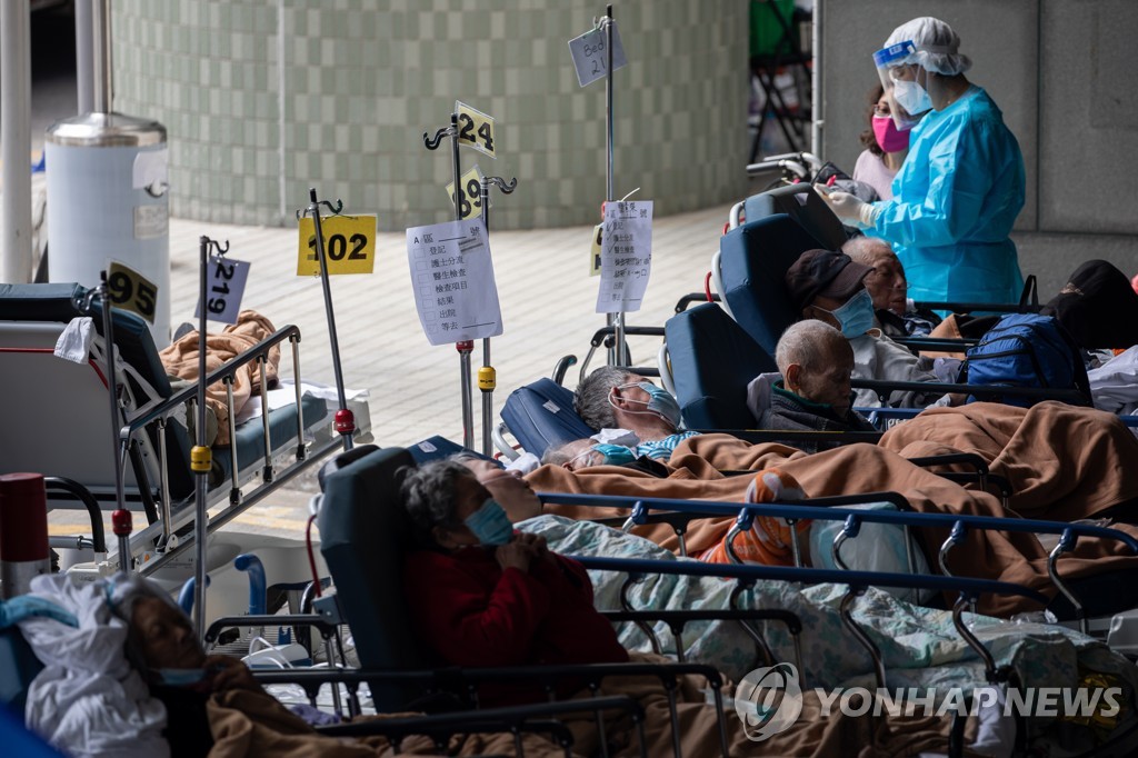 (EPA=연합뉴스) 28일 홍콩 카리타스 메디컬센터의 임시 구역에 코로나19 환자들이 대기하고 있는 모습. 