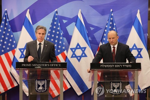 기자회견하는 나프탈리 베네트 이스라엘 총리(오른쪽)과 토니 블링컨 미 국무부 장관(왼쪽)