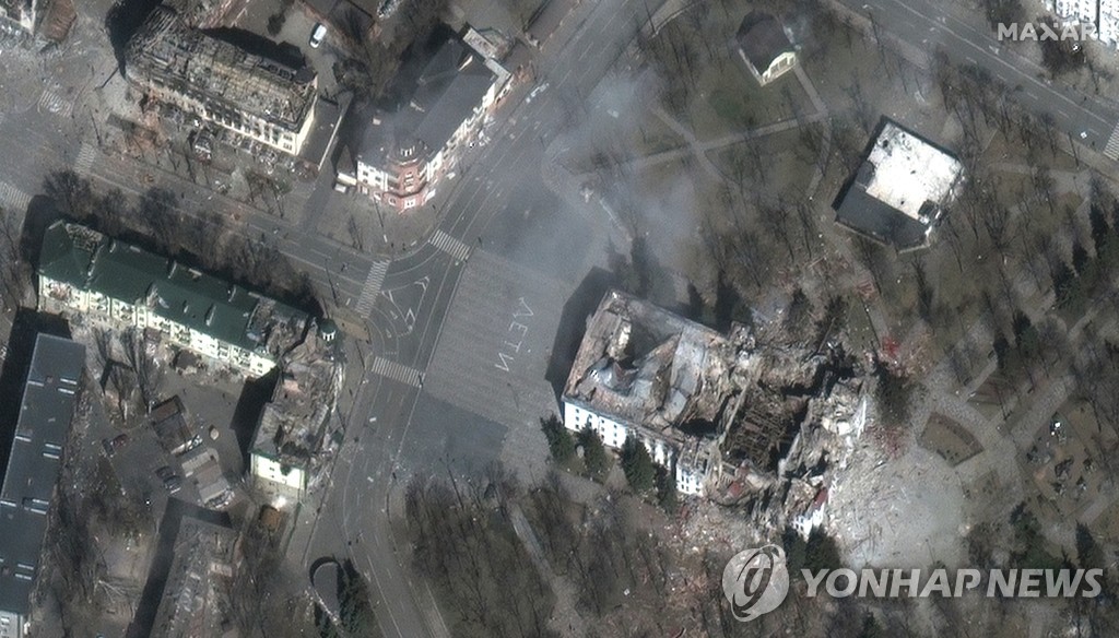 러시아군이 폭격한 마리우폴 극장 건물 위성사진