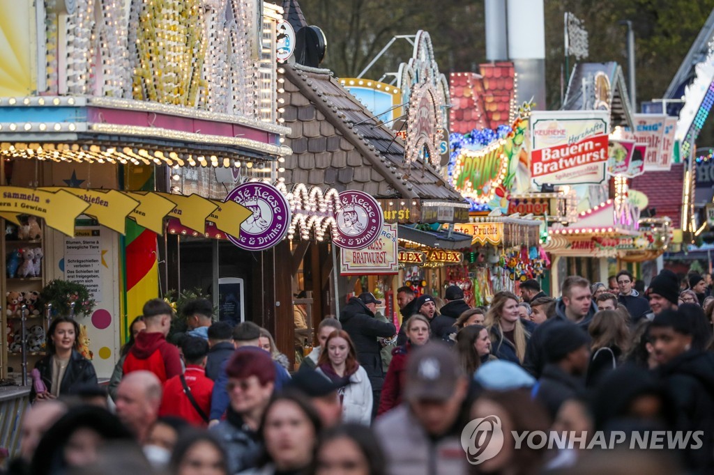 독일 부활절 축제 즐기는 시민들