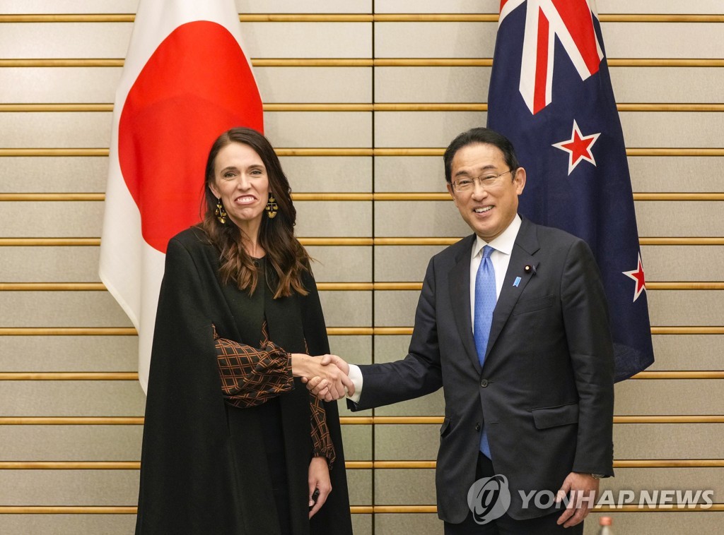 4월 21일 일본을 방문해 기시다 후미오 총리와 악수하는 저신다 아던 뉴질랜드 총리
