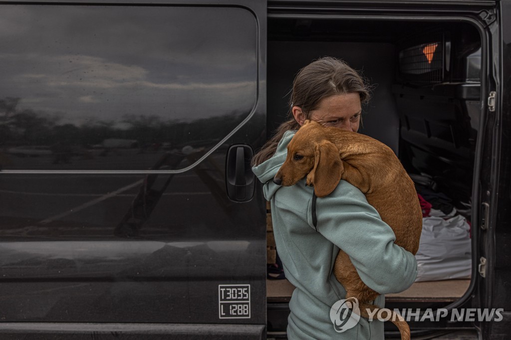 우크라이나 전쟁으로 삶의 터전을 잃은 여성 