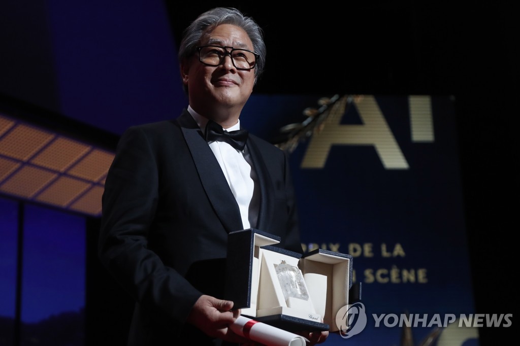 Le réalisateur sud-coréen Park Chan-wook reçoit le Prix de la mise en scène pour le film «Decision to Leave» lors de la cérémonie de clôture du 75e Festival de Cannes, en France, le 28 mai 2022. (EPA=Yonhap)