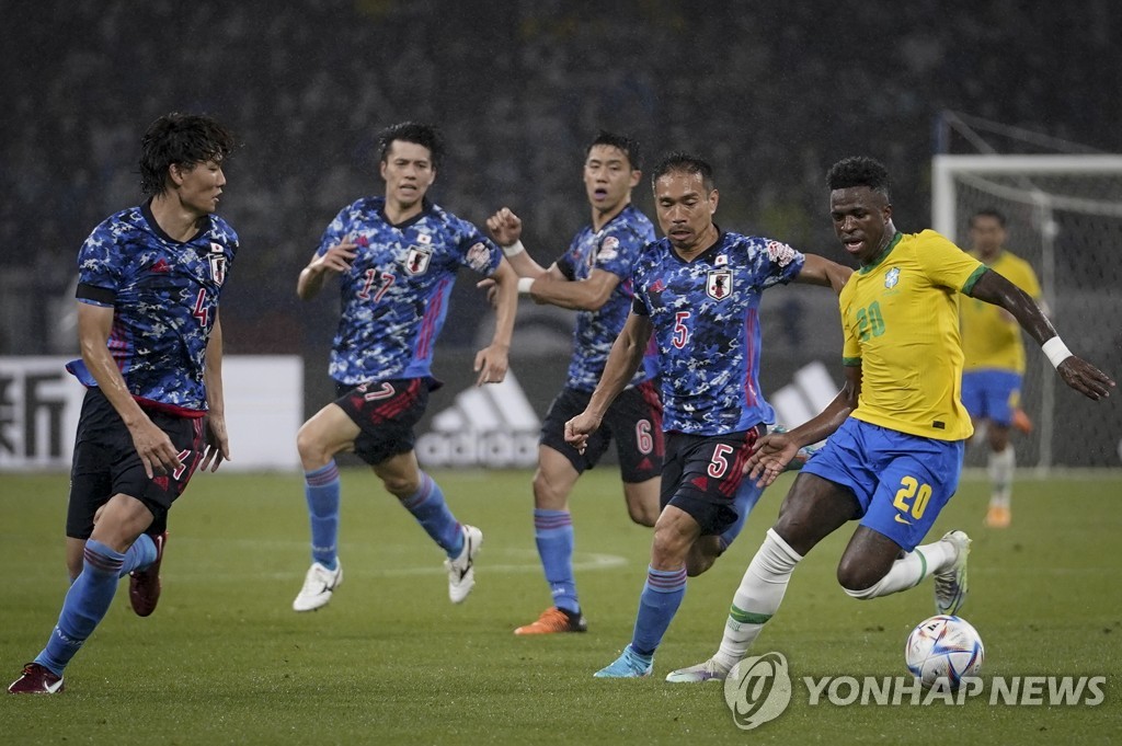 비니시우스의 돌파를 막는 일본 선수들