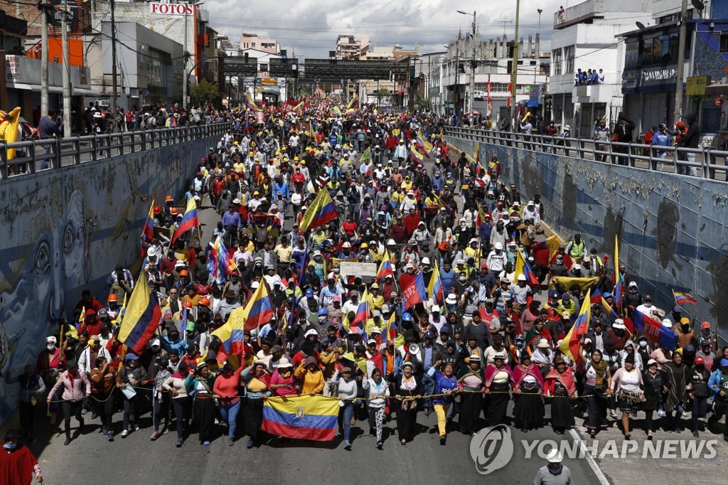수도 키토 거리를 메운 에콰도르 원주민 시위대