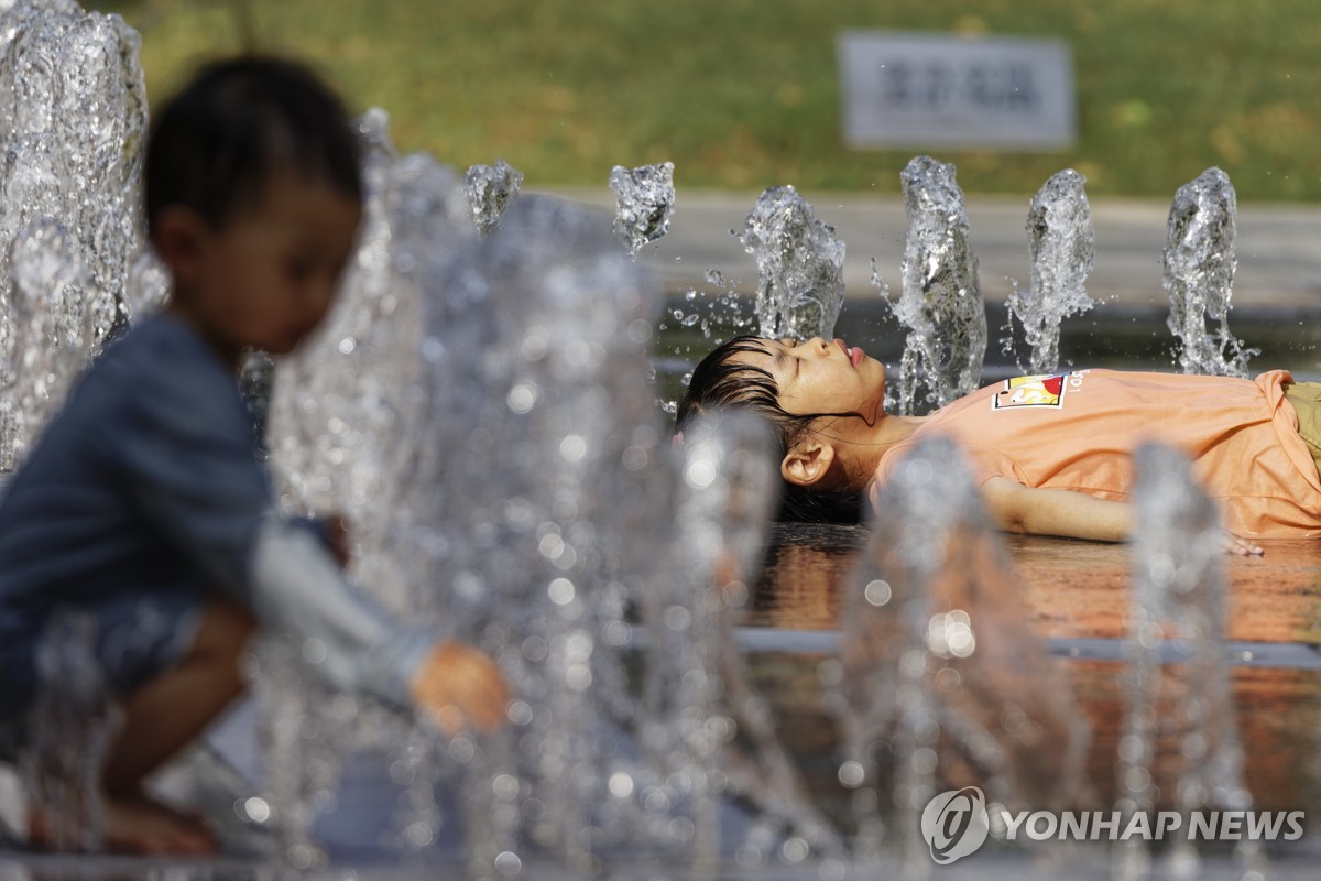 폭염 식히는 중국 어린이