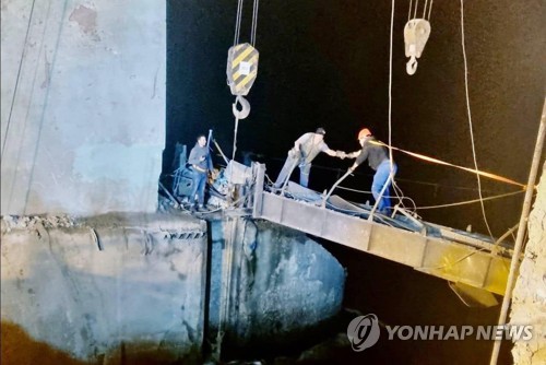 크리비리흐 인근 댐 폭파 피해 복구하는 관계자들