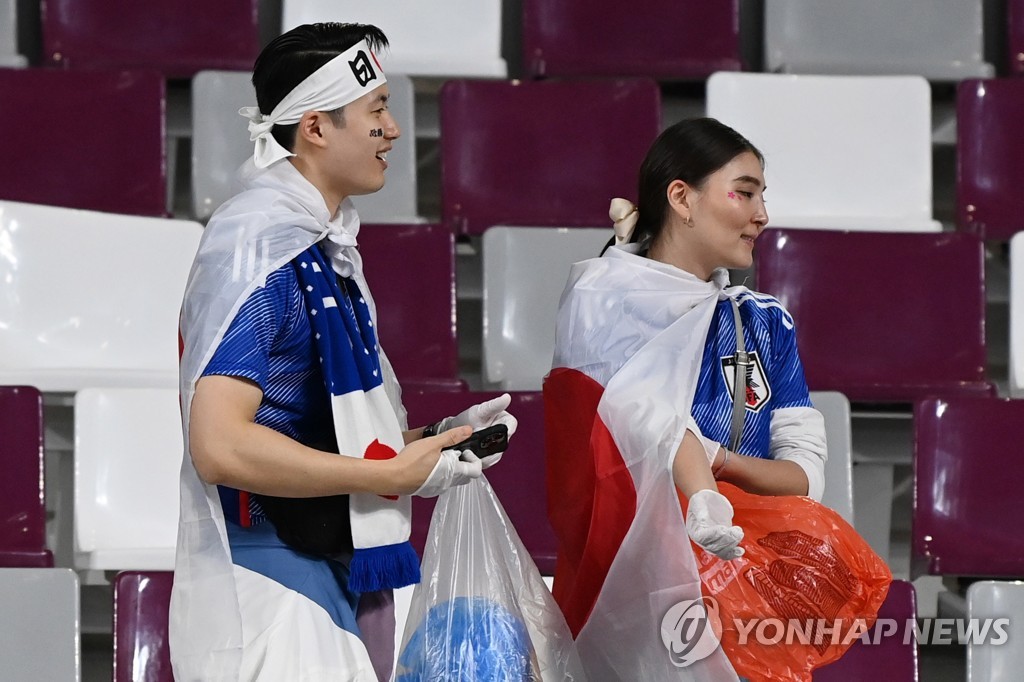 스페인과 경기 후 청소하는 일본 관중