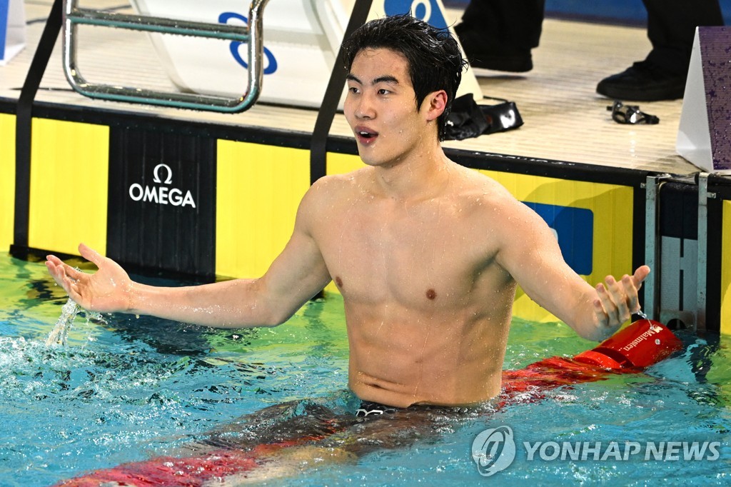 S. Korean Hwang Sun-woo defends 200m freestyle title at short course worlds