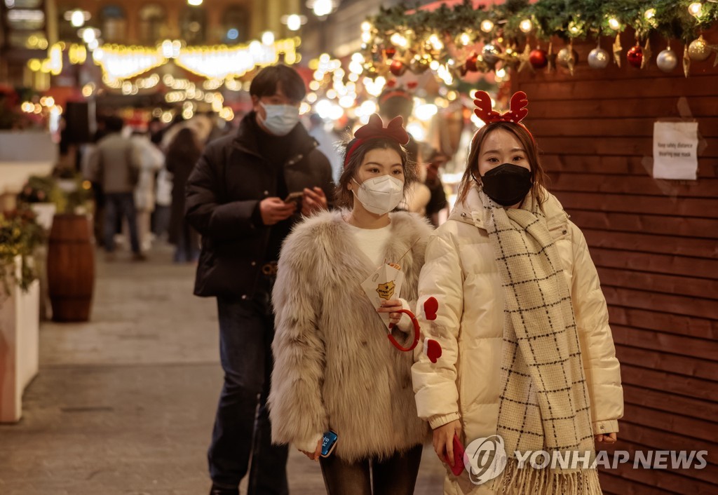 마스크를 쓴 중국 상하이 거리의 행인 