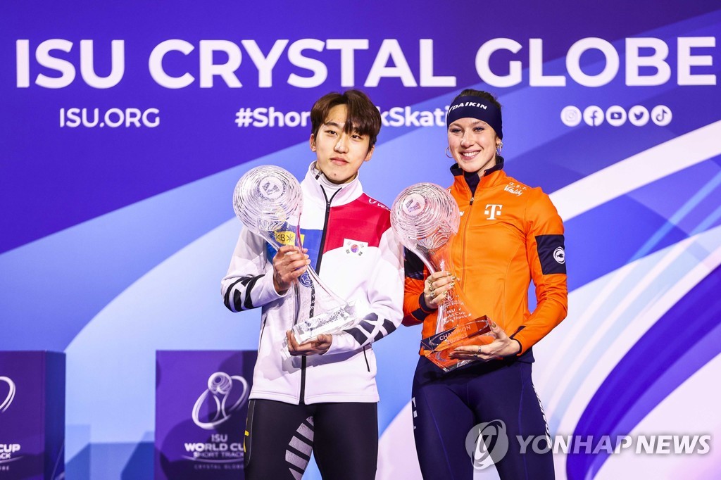 월드컵 시리즈 남자부 랭킹 1위를 차지해 '크리스털 글로브'를 수상한 박지원(왼쪽)