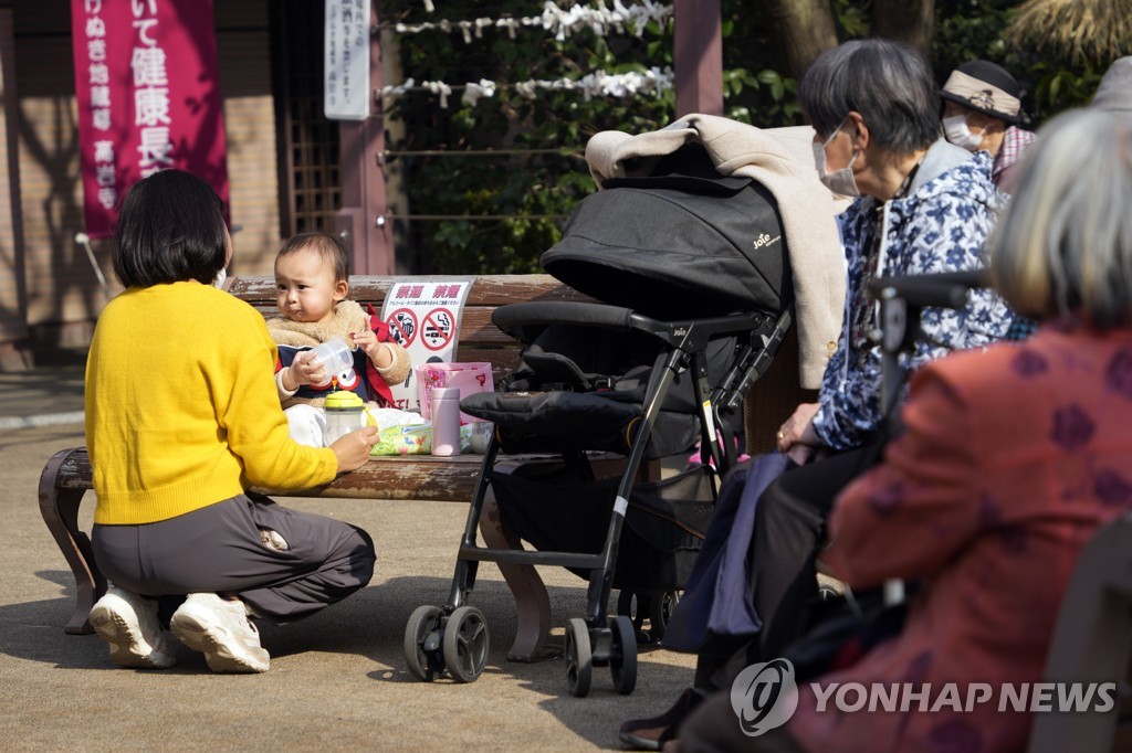 일본 도쿄에서 아이를 돌보는 여성