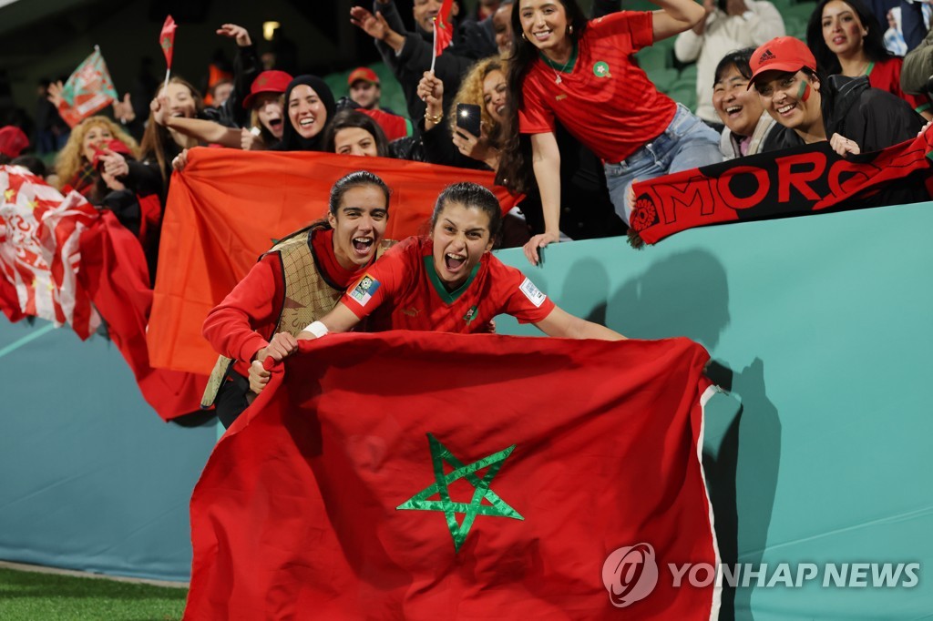 모로코의 16강 진출을 기뻐하는 선수들과 팬들