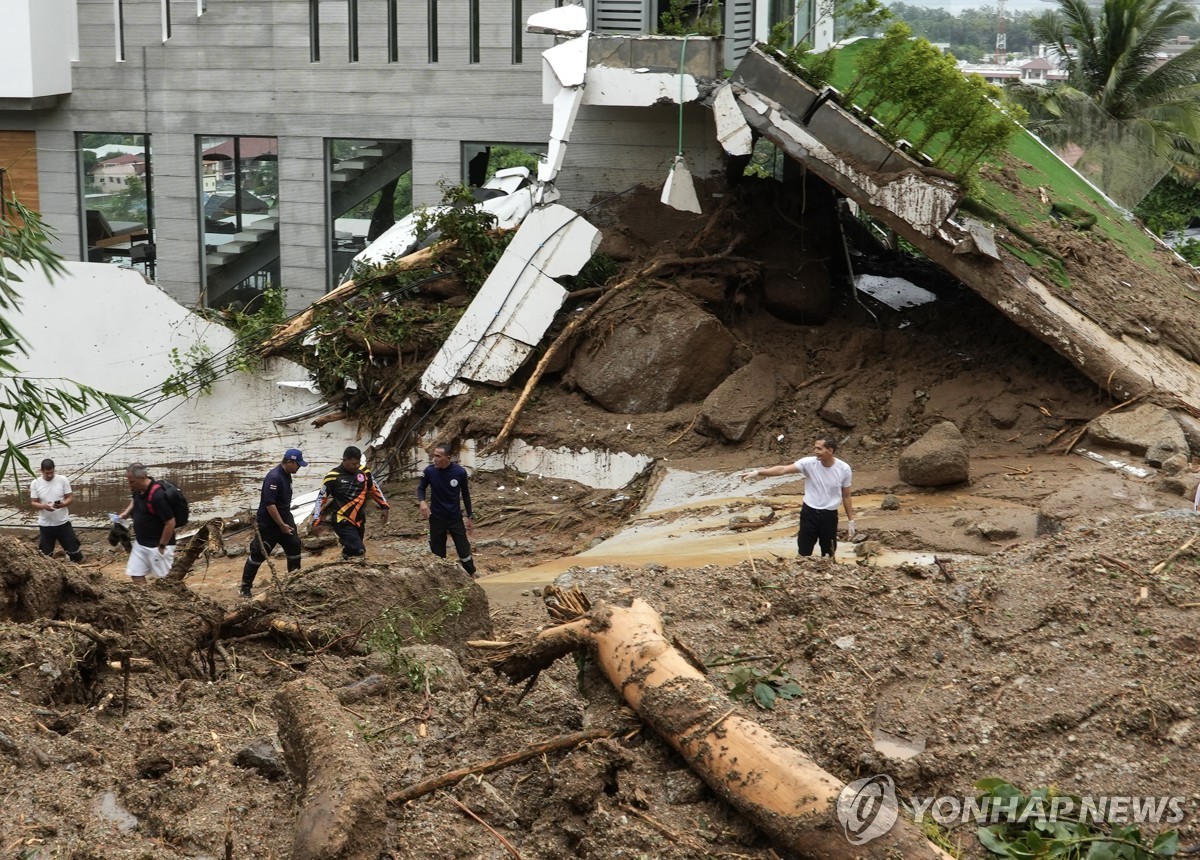 태국 푸껫 폭우로 산사태…최소 10명 사망