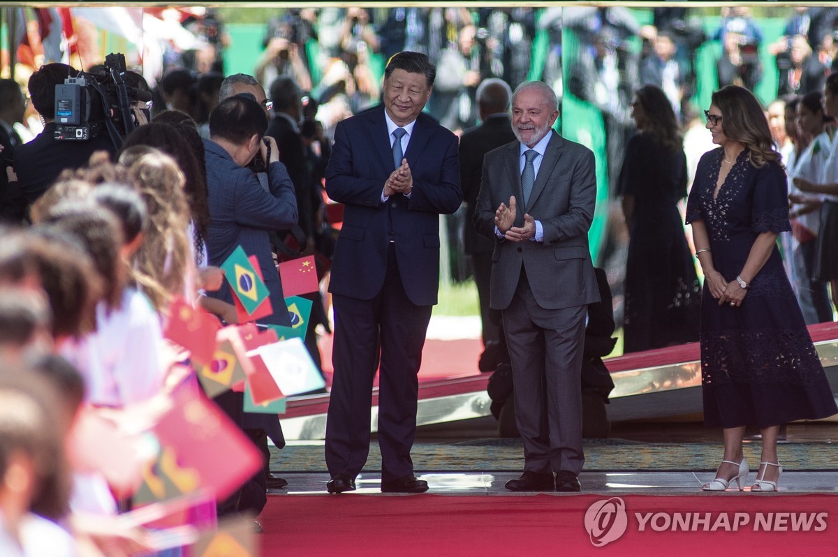 박수치는 시진핑(왼쪽)과 룰라