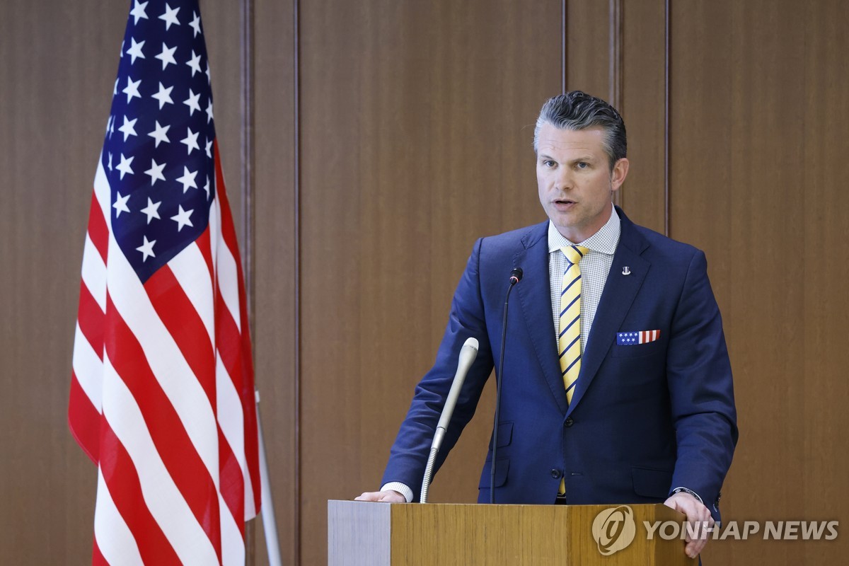 Bức ảnh này, do EPA công bố, cho thấy Bộ trưởng Quốc phòng Hoa Kỳ Pete Hegseth đang phát biểu trong một cuộc họp báo tại Nhật Bản vào ngày 30 tháng 3 năm 2025. (Yonhap) Bức ảnh này, do EPA công bố, cho thấy Bộ trưởng Quốc phòng Hoa Kỳ Pete Hegseth đang phát biểu trong một cuộc họp báo tại Nhật Bản vào ngày 30 tháng 3 năm 2025. (Yonhap)
