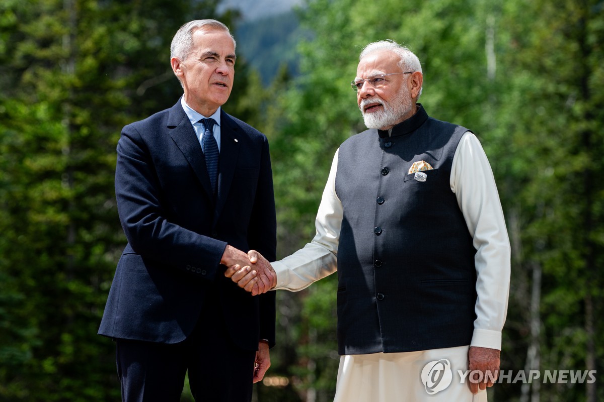 마크 카니 캐다다 총리(왼쪽)와 나렌드라 모디 인도 총리