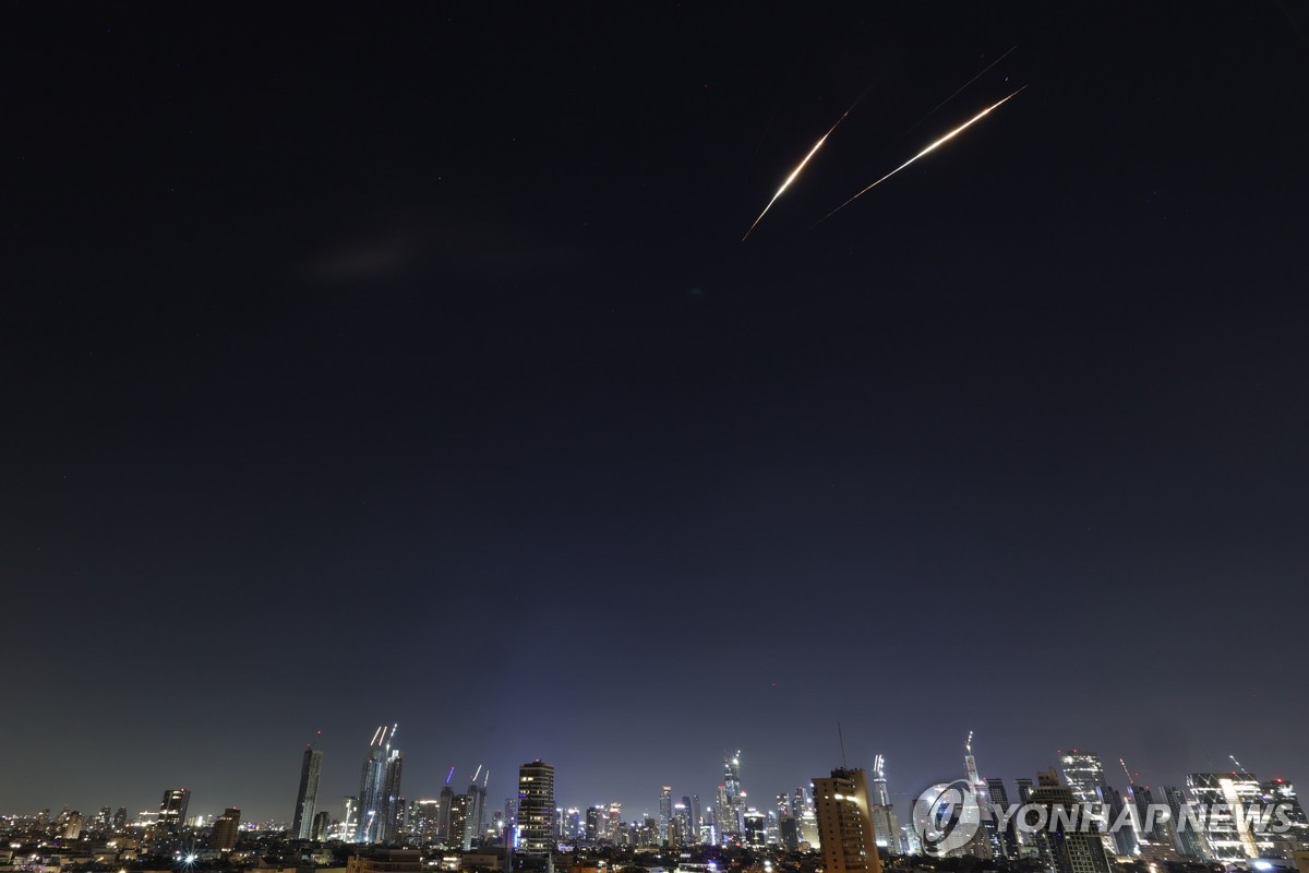 지난 6월 18일 이스라엘 텔아비브 상공에서 포착된 이란 탄도미사일.[EPA=연합뉴스. 재판매 및 DB 금지]