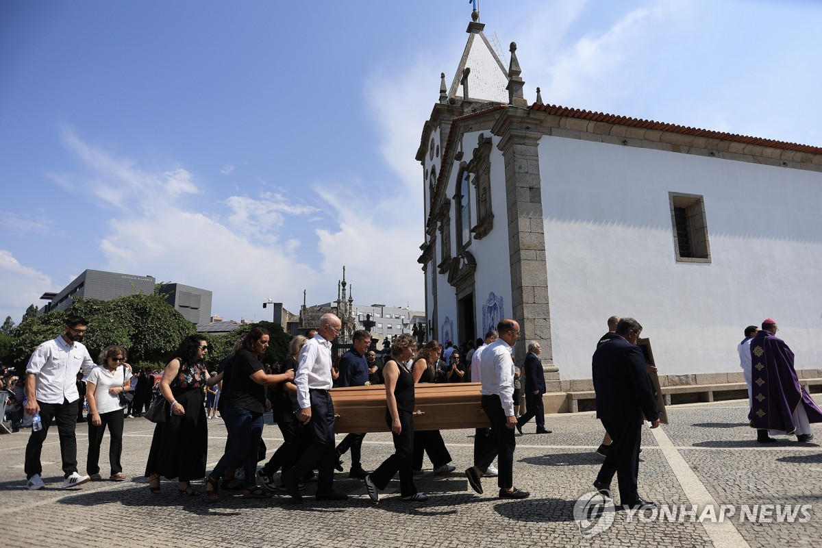 디오구 조타와 동생 안드레 조타의 장례식 장면