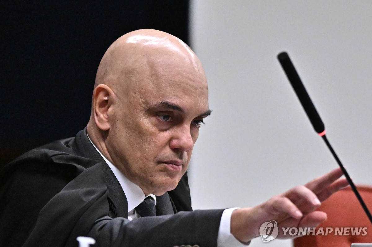 5일(현지시간) 대법원 회의장 들어선 알레샨드리 지모라이스 브라질 대법관