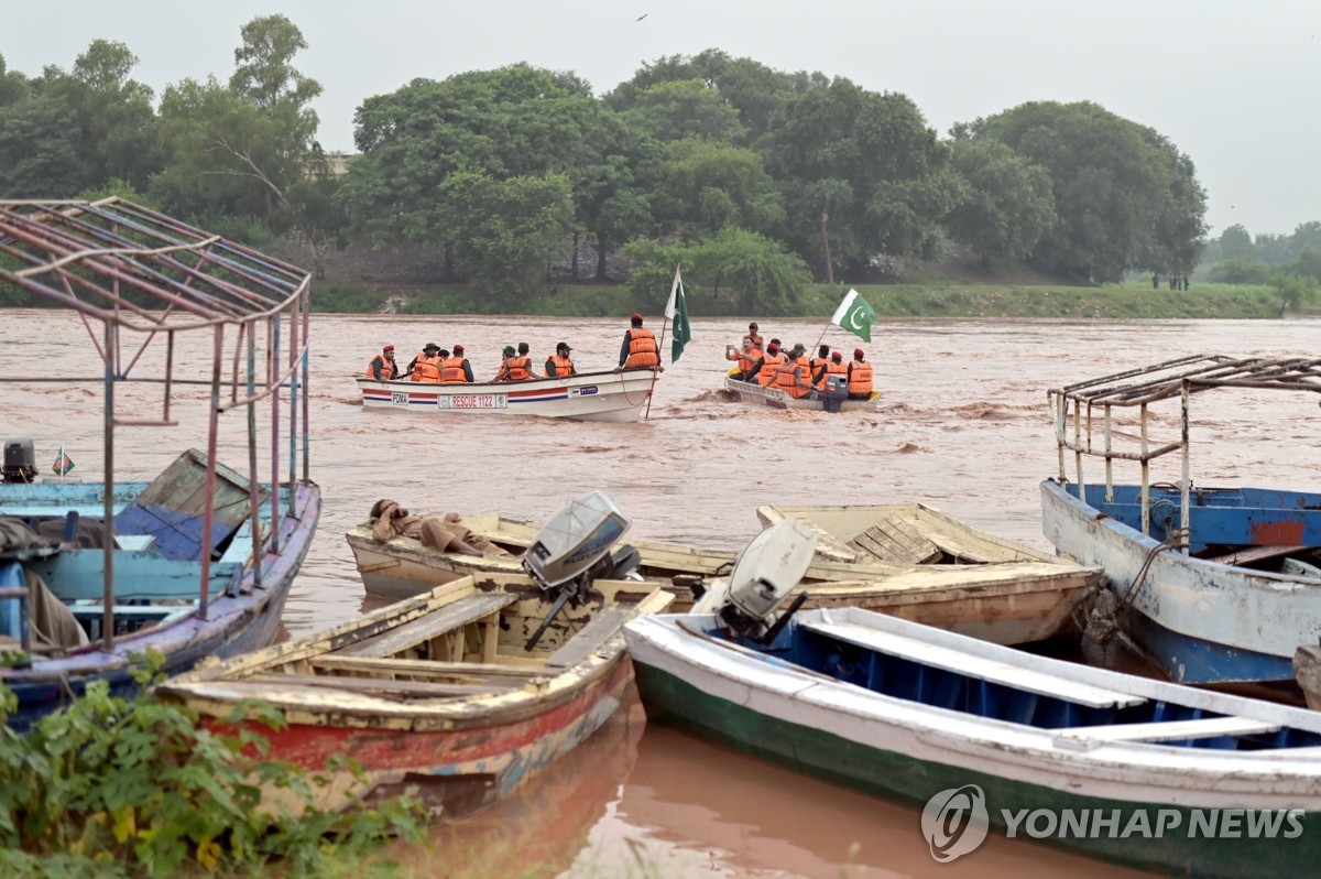 26일 인도 측 댐방류로 수위 높아진 파키스탄 라호르 유역