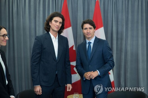 2018년 쥐스탱 트뤼도 캐나다 총리와 만난 애덤 뉴먼 전 위워크 CEO(좌측)