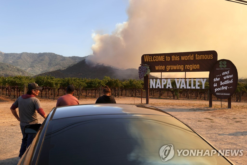 27일(현지시간) 캘리포니아주 나파밸리에 있는 유명 와이너리가 불타는 모습