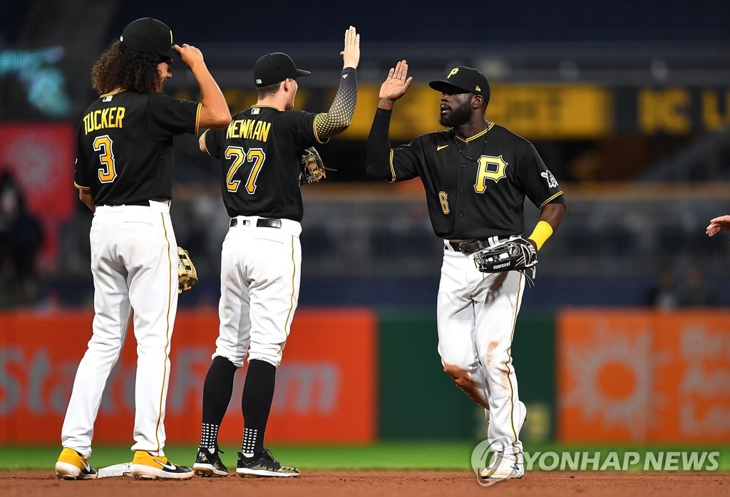 In this Getty Images file photo from Sept. 28, 2021, Anthony Alford of the Pittsburgh Pirates (R) celebrates with teammates Kevin Newman (C) and Cole Tucker after an 8-6 victory over the Chicago Cubs in a Major League Baseball regular season game at PNC Park in Pittsburgh. (Yonhap)