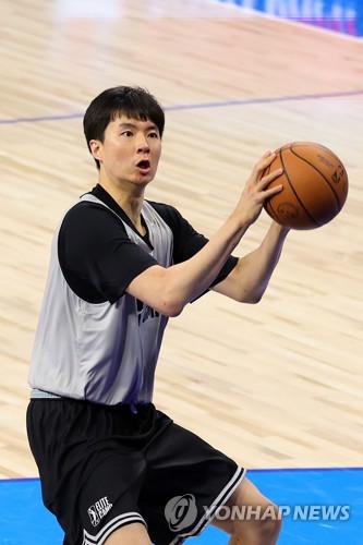 14th Sep, 2021. Lee Jung-hyun in action Jeonju KCC Egis' Lee Jung-hyun (R)  passes the ball during the Korean Basketball League (KBL) cup match against  the Seoul SK Knights at Sangju Gymnasium