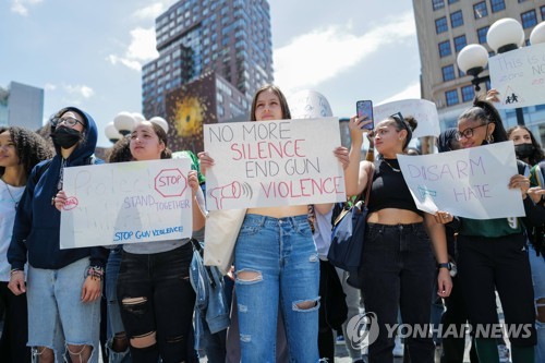 "침묵은 그만…의회가 행동에 나서달라" 총기규제 강화 학생시위