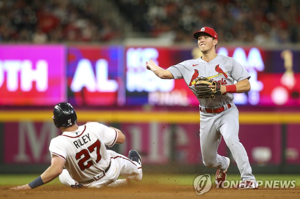 In this Getty Images photo, St. Louis Cardinals second baseman Tommy Edman (R) turns a double play against the Atlanta Braves during the bottom of the eighth inning of a Major League Baseball regular season game at Truist Park in Atlanta on July 7, 2022. (Yonhap)