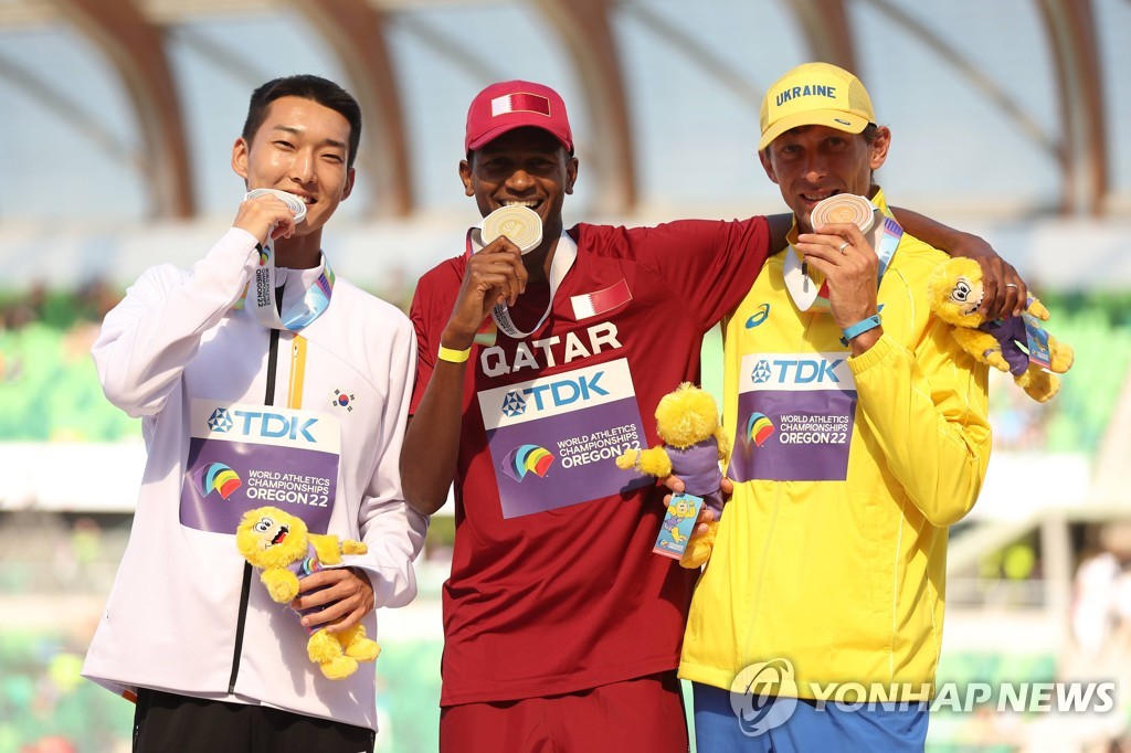 This Getty Images photo shows the medalists in the men's high jump at the World Athletics Championships during the medal ceremony at Hayward Field in Eugene, Oregon, on July 19, 2022. From left: silver medalist Woo Sang-hyeok of South Korea, gold medalist Mutaz Essa Barshim of Qatar, and bronze medalist Andriy Protsenko of Ukraine. (Yonhap)