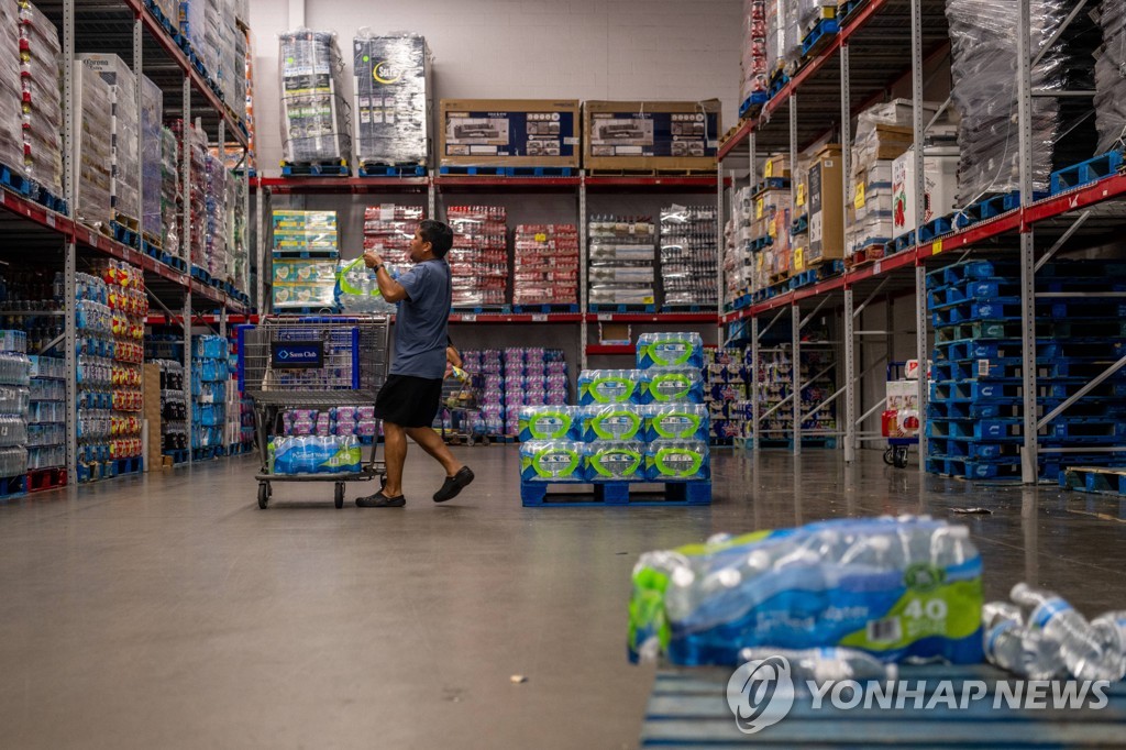 미국 휴스턴의 한 창고형 매장에서 물을 구매하는 소비자