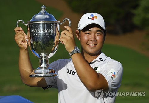 (LEAD) S. Korean Kim Joo-hyung captures 1st PGA Tour title