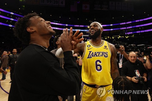 '브로니'와 함께 기뻐하는 르브론 제임스