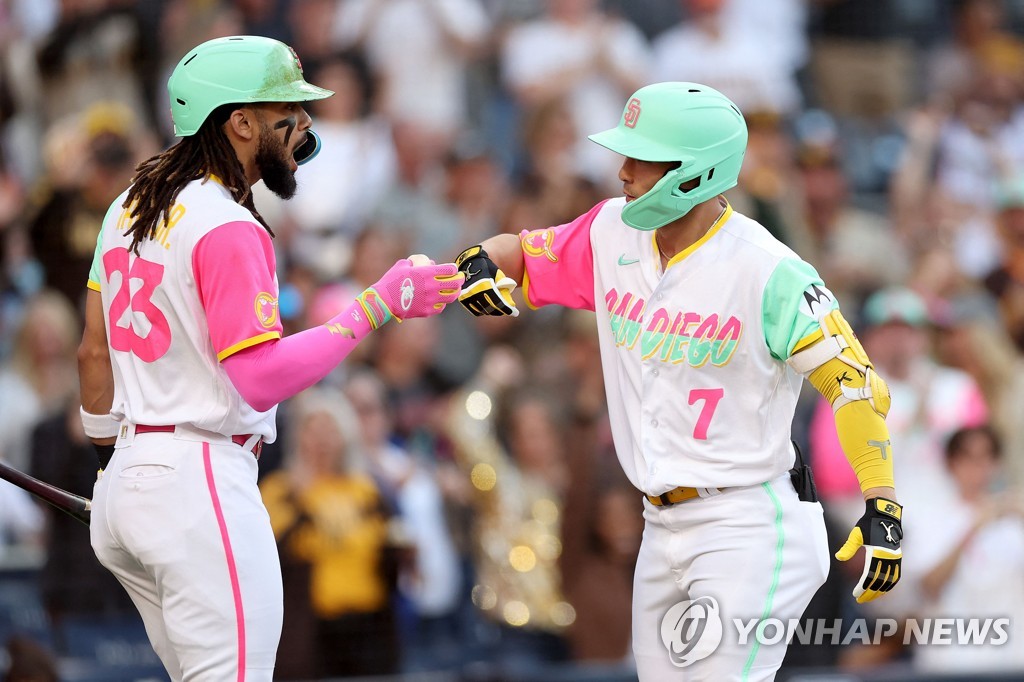 1회 선두 타자 홈런 후 페르난도 타티스 주니어의 축하 받는 김하성