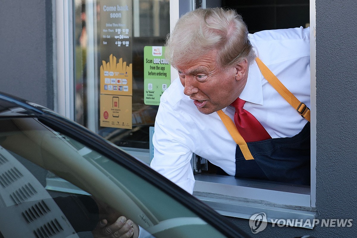 패스트푸드 체인 맥도날드에서 주문을 받는 도널드 트럼프 대통령