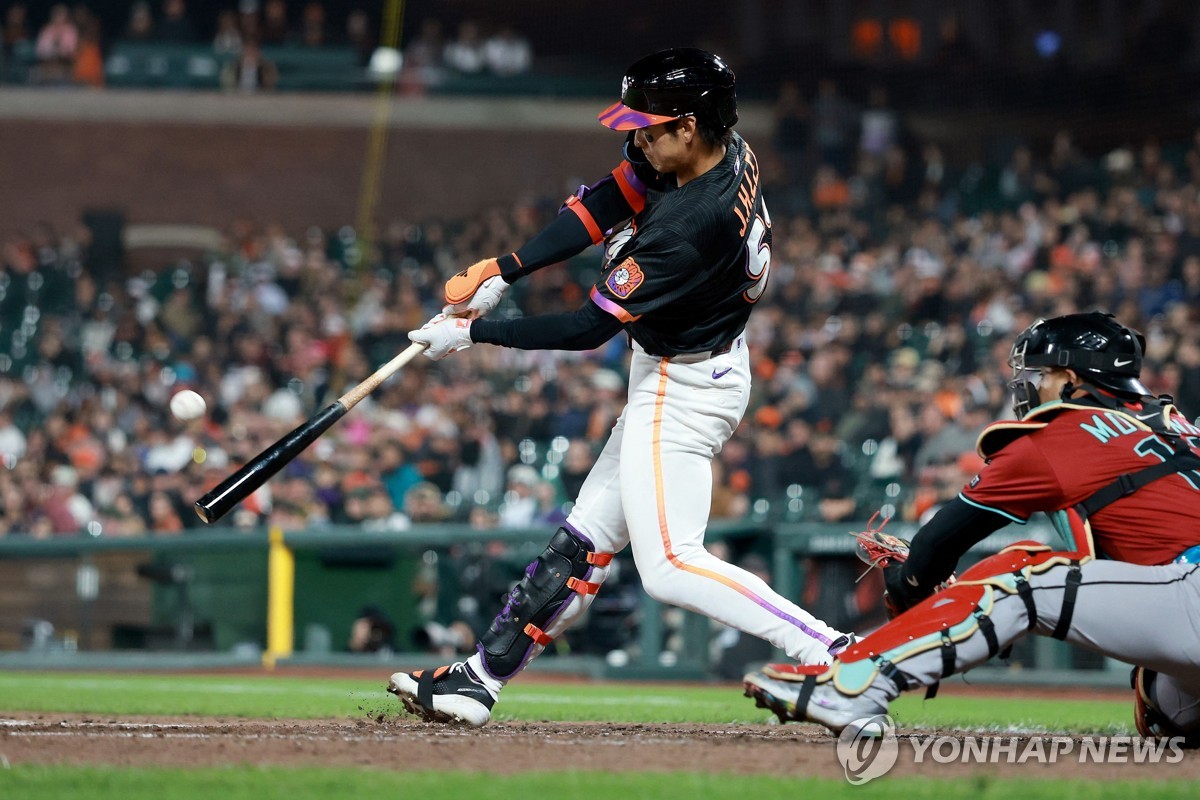 극단적 어퍼스윙으로 정확히…"이정후, MLB서 가장 독특한 스윙"