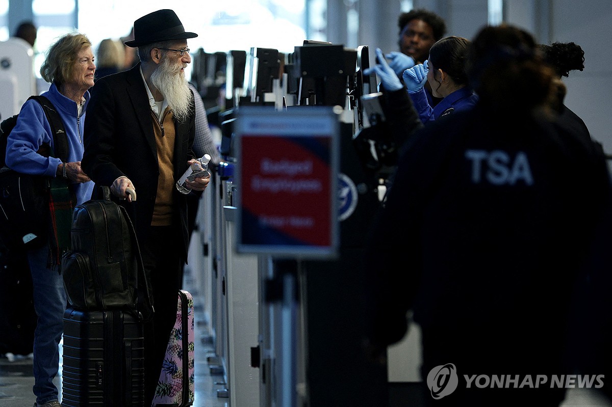 美 항공지연 급증…셧다운 인한 관제사 무급근무 영향 가능성