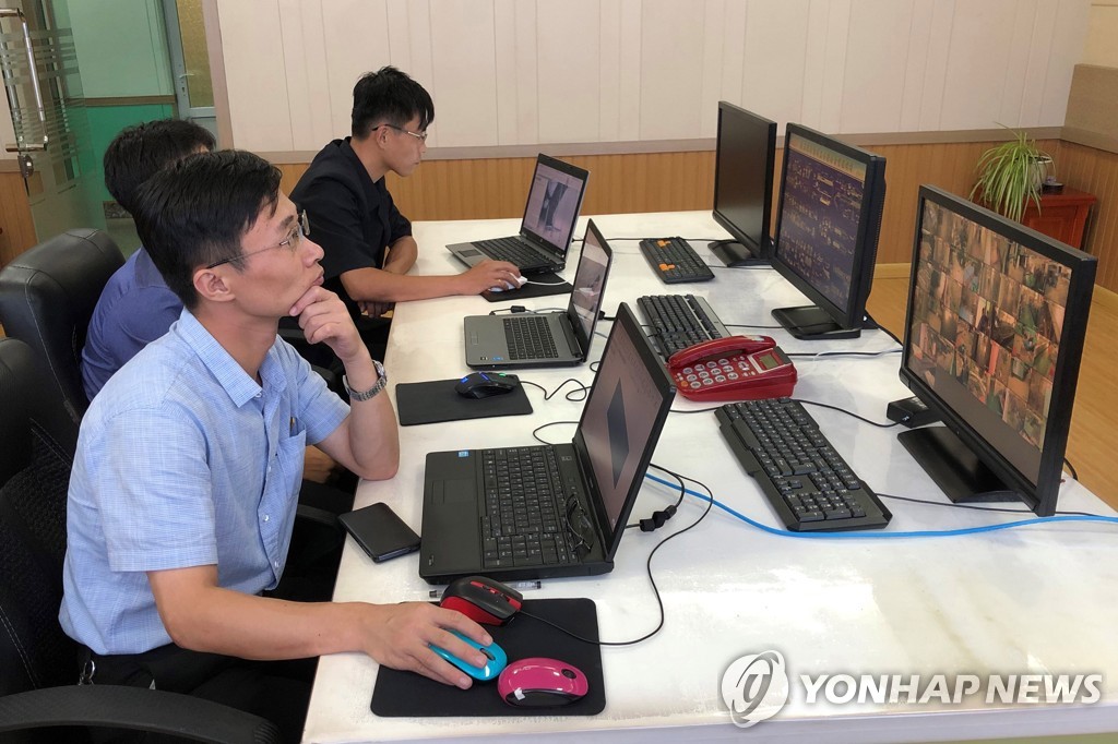 인터넷 사용하는 북한 연구원들