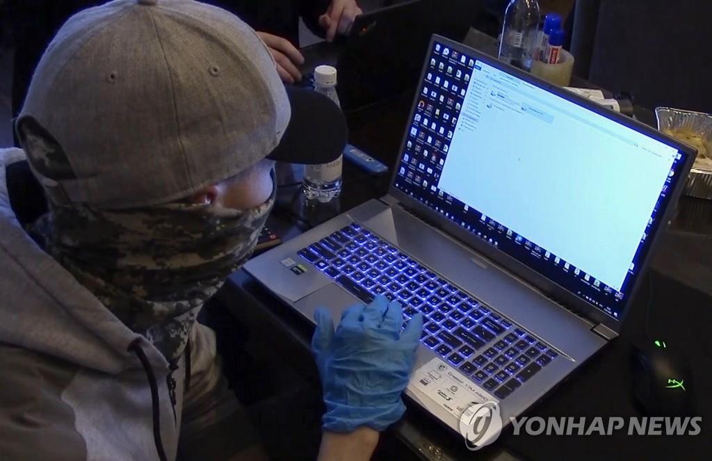 해커의 노트북을 살펴보는 러시아 연방보안국(FSB) 요원