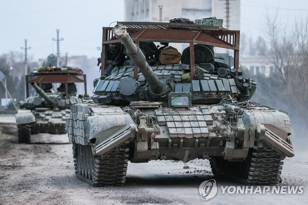 2022년 2월 24일 우크라이나 크림반도 북부에서 러시아군 탱크가 이동하고 있다. [타스 연합뉴스, 재판매 및 DB 금지]
