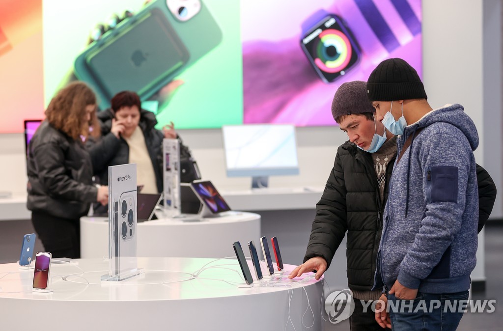 러시아 예카테린부르크의 한 매장에서 애플 기기 살펴보는 소비자들