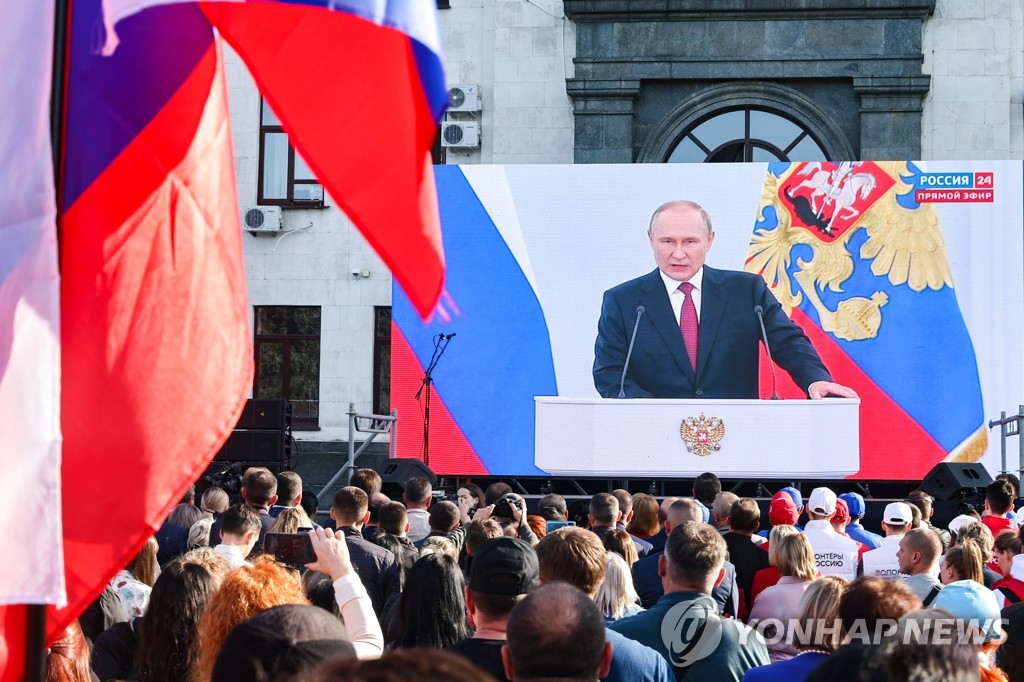 Rally in LPR as Donetsk People's Republic signs treaty on accession to Russia