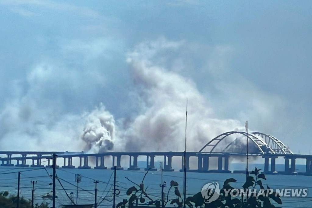 Ponte da Criméia coberta de fumaça