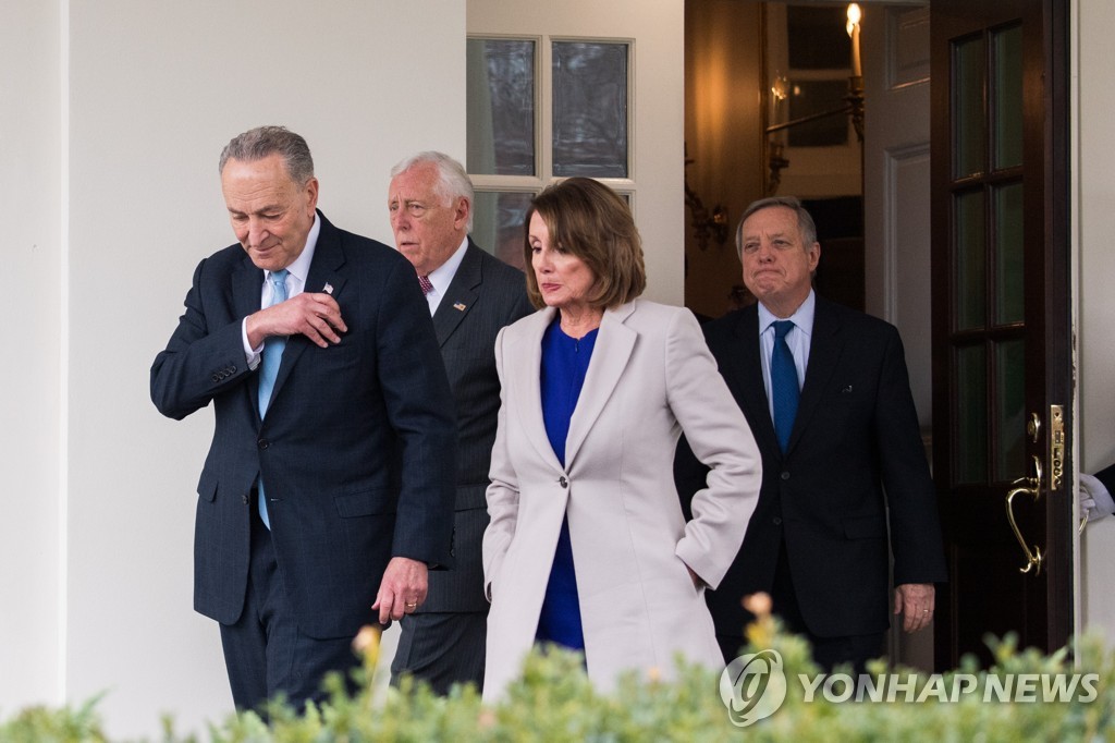 백악관 회동 후 나오는 민주당 지도부 